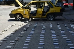 حمص: ضبط سيارة عامة تحتوي كميات كبيرة من المخدرات