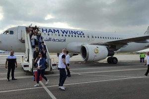 بسبب الأضرار بمطار دمشق.. طائرة لـ «أجنحة الشام» تهبط في مطار حميميم