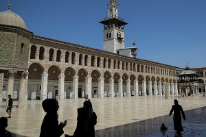 السياحة: الموافقة على دخول مجموعات سياحية دينية من العراق