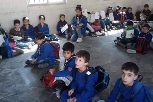 حلب.. الطلاب يفترشون الأرض بإحدى المدارس والتربية توضح: إجراء مؤقت! 