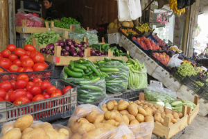 مسؤول يؤكّد: كل أنواع «الخضر والفواكه» متوافرة لكن أسعارها مرتفعة والتجار ما زالوا متحكّمين بسعر البطاطا!