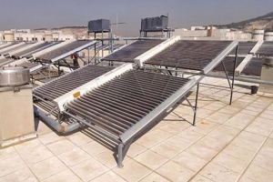 اتحاد غرف الصناعة السورية ينتقد توقيت فرض الضريبة على ألواح الطاقة الشمسية ويطالب بالتشاور