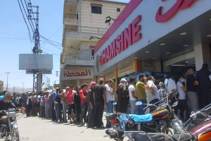 بالصور.. ( طوابير الخبز ) تعود إلى لبنان بفعل أزمة الدولار