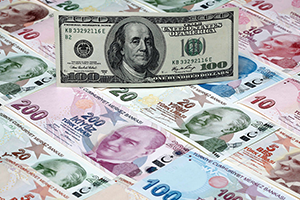 كارثة الليرة.. العملة التركية تهبط لمستوى قياسي جديد و تفقد 20 بالمئة من قيمتها أمام الدولار