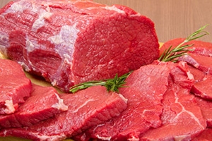 أسعار اللحوم الحمراء تخالف تسعيرة التموين وتبقى مرتفعة.. ولحم الجمل و الماعز لم يسعر منذ 20 عاماُ!!