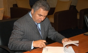 رفع العقوبات الأوربية عن رجل الأعمال السوري محمد حمشو وأثنين أخرين