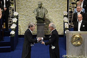 3 علماء يتقاسمون جائزة نوبل للفيزياء