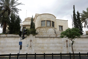 الفريق الفني السعودي المعني بإعادة افتتاح سفارة المملكة لدى سورية يصل دمشق