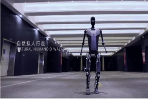 الصين تكشف عن أول «روبوت» يركض مثل الإنسان 