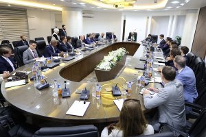 وزير الطاقة السوري يستقبل رجال أعمال من أمريكا وأوروبا والعالم العربي لبحث فرص الاستثمار في قطاع الطاقة