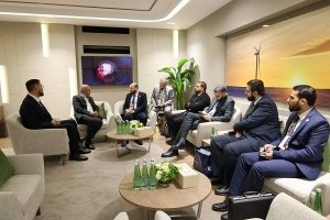 سوريا تبحث فرص الطاقة المتجددة والنفط مع شركتين عالميتين في أديبك 2025