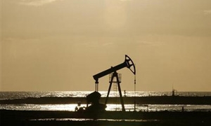 النفط الامريكي يهبط أكثر من 1%  و يسجل أكبر خسارة في 3 أسابيع منذ اغسطس 2011