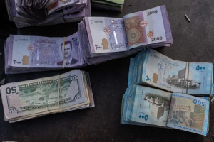 رفع العقوبات الأوروبية ... ينعش الليرة السورية أمام الدولار والأوساط التجارية تترقب 
