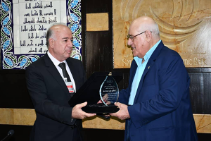 بنك سورية الدولي الإسلامي يكرم رئيس مجلس إدارته السابق الدكتور عزيز صقر