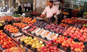 بعد إغلاق معبر نصيب.. كيلو البندورة يقفز لـ200 ليرة في سوق الهال بدمشق