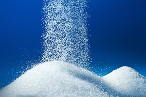 تناقض عجيب!! شركة السكر توقف إنتاجها لتراكم مخازينها و السكر المستورد بـ360 ليرة للكيلو 