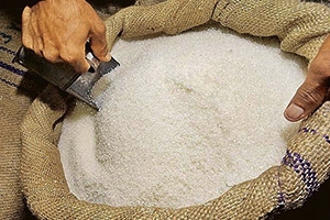 وزير الاقتصاد يؤكد السماح لجميع التجار بإستيراد السكر