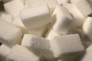 ماذا يحدث لجسمك حين تفرط باستهلاك السكر؟