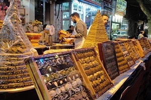 رغم انخفاض الطلب.. أسعار الحلويات في سورية ترتفع بنسبة 20 بالمائة