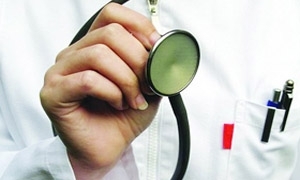 السورية للتأمين: عقوبات بحق 13 طبيباً و25 مخبراً و4 صيدليات أساؤوا استخدام البطاقات التأمينية