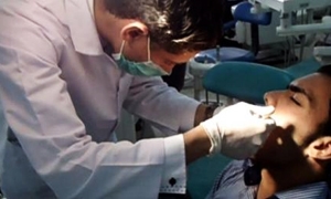 كلية طب الأسنان تقدم العلاج في عياداتها مجاناً