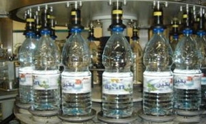 33 مليون جعبة إنتاجنا سنوياً.. وزارة الصناعة تطالب الحكومة بإصدار قرار بمنع استيراد المياه المعبأة