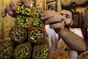 نحو 150 طناً الإنتاج اليومي.. الدمشقيون يمتنعون عن شراء حلويات العيد بسبب إرتفاع أسعارها!!