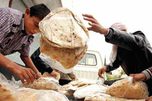 التموين تلاحق بائعي الخبز المتجولين في دمشق و تتغاضى عن من يسهل عملهم !!