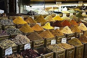 أسعار بعض أنواع التوابل والبهارات في سوق البزورية بدمشق..أوقية الهيل بـ2500 ليرة