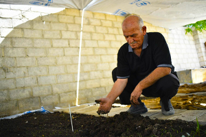 مزارع ينشأ أول (مزرعة دود) في سورية تدر عليه 13 مليون ليرة شهرياً