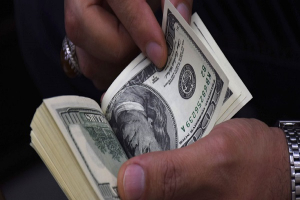 خبراء اقتصاد: رفع سعر «الدولار الجمركي» يمثل حلقة تضخم جديدة وسيكون لها أثر مباشر في الأسعار!