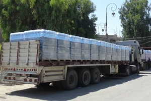 مبادرة إسعافية..مغترب سوري يوزع المياه المعدنية على عطشى الحسكة وأحيائها ( صور )