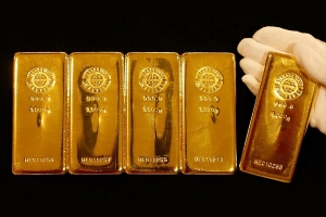 أسعار الذهب العالمية نحو تحقيق أفضل أداء سنوي في عقد