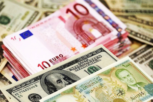 تقرير: ثلاث أسباب وراء تراجع سعر صرف الليرة السورية مقابل الدولار الأمريكي