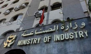 وزير الصناعة: الوزارة مستعدة لتصريف مخازين شركاتها وتسويقها