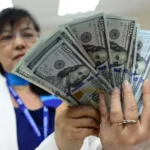 أفول عصر "الدولار"؟.. البنوك المركزية تبتعد عن العملة الخضراء لأدنى مستوى منذ 30 عاماً