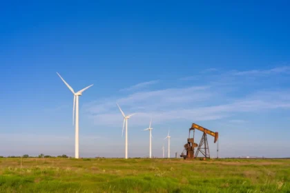 تأهب في أسواق الطاقة: أسعار النفط تشتعل بـ "علاوة مخاطر" إيرانية وترقب لقرارات ترامب