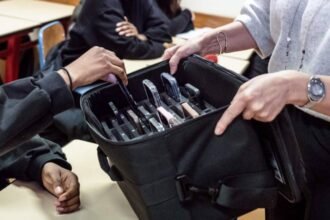 السويد تقرر "العودة إلى القلم والورقة": حظر شامل للهواتف في المدارس لاستعادة تركيز الطلاب