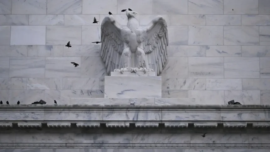 جيه بي مورغان يصدم الأسواق: لا خفض للفائدة في 2026.. وصدام ترامب وباول يربك الحسابات