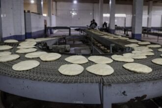 سباق مع الزمن لتأمين رغيف الخبز: خريطة شاملة لعودة عشرات المخابز للعمل في المحافظات السورية