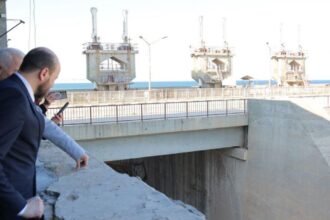 سد الفرات على طاولة التأهيل.. وزير الطاقة السوري يبحث في دير الزور خطة استعادة "شريان الحياة"