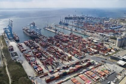 لتعزيز الصناعات الثقيلة.. مرفأ اللاذقية يستقبل باخرة محملة بآلاف الأطنان من حديد البيليت