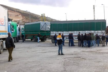 نقابة مالكي الشاحنات المبردة في لبنان تعلن عن تسعيرة جديدة لأجور نقل الشاحنات من الحدود السورية إلى لبنان