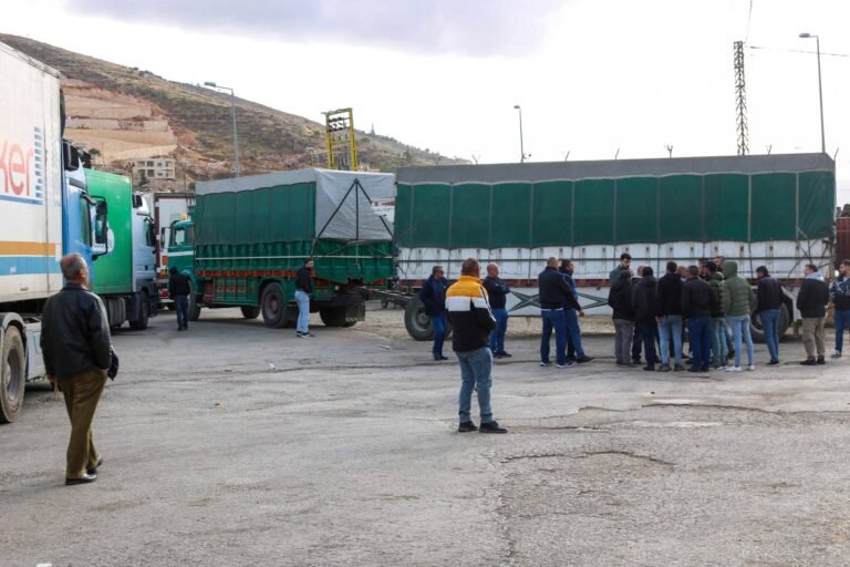 نقابة مالكي الشاحنات المبردة في لبنان تعلن عن تسعيرة جديدة لأجور نقل الشاحنات من الحدود السورية إلى لبنان