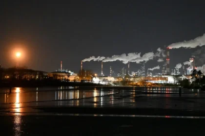 سوق النفط 2026: بين "فائض الإنتاج" و"نيران السياسة".. إلى أين تتجه الأسعار