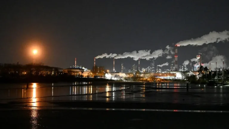 سوق النفط 2026: بين "فائض الإنتاج" و"نيران السياسة".. إلى أين تتجه الأسعار