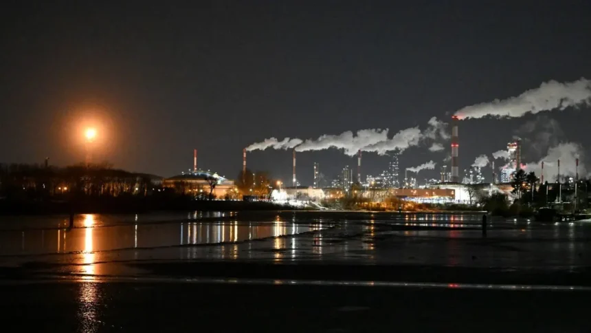 سوق النفط 2026: بين "فائض الإنتاج" و"نيران السياسة".. إلى أين تتجه الأسعار