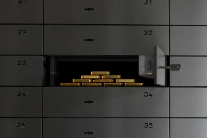 5002 طن طلب عالمي على الذهب… وتكلفة التخزين تصل إلى 0.30% سنوياً! هل حسبتها قبل الشراء؟