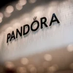 عملاق صناعة المجوهرات تتألق في كوبنهاغن: استراتيجية "فك الارتباط" بالفضة تنقذ هوامش الأرباح