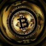 بتكوين تهبط إلى 67 ألف دولار.. موجة بيع حادة تمحو 40% من القمة رغم صعود الذهب والأسهم